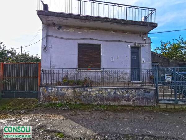 Riposto Quartiere Cozzi Casa singola con terreno edificabile