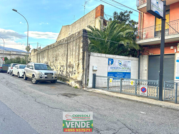 Giarre centro, casa singola con giardino