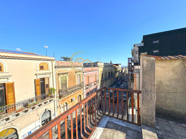 Primo piano di un palazzetto a Giarre con terrazzo
